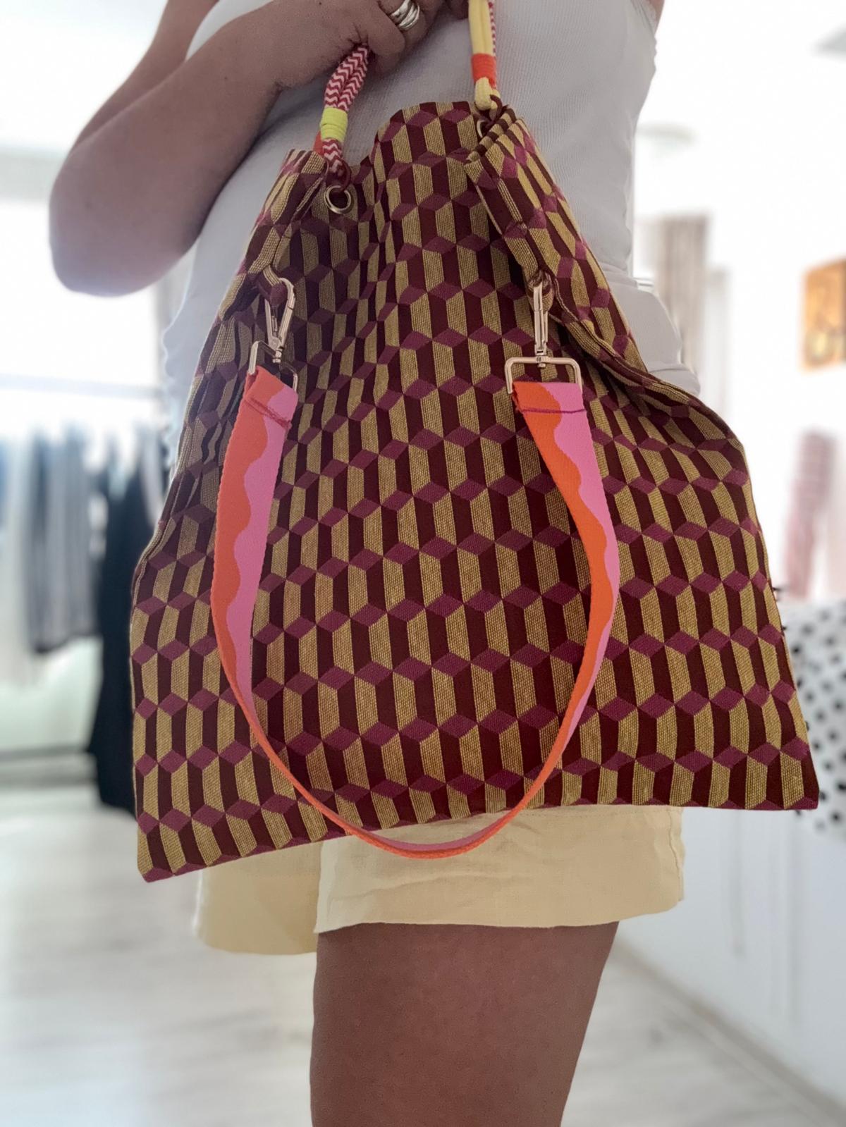 Borsa Vestali con motivo geometrico rubino e oro e tracolla colorata