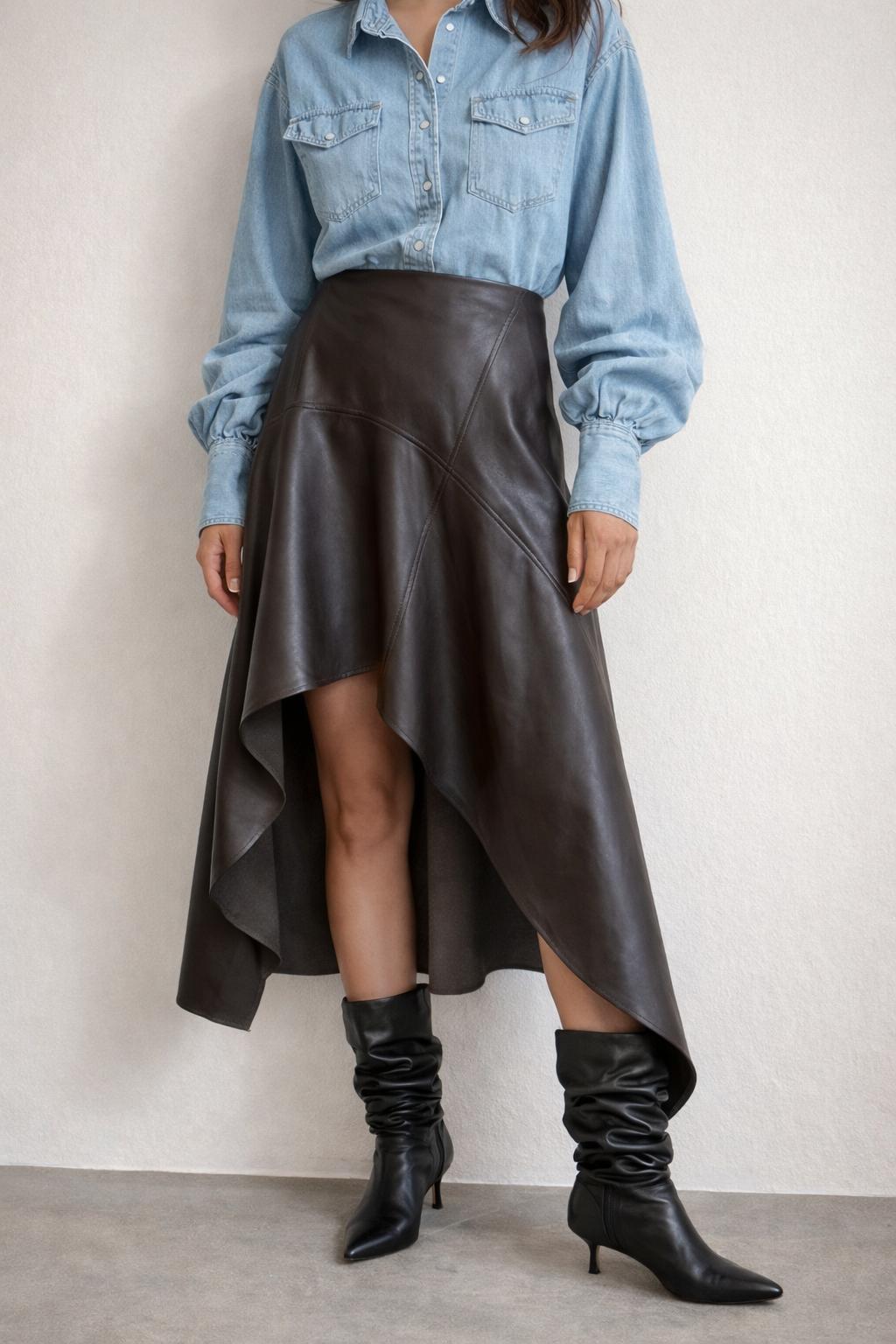 Modella indossa una gonna asimmetrica in pelle con camicia denim Vestali
